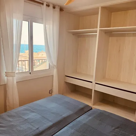 Apartment первая линия моря рядом с барселоной напротив вокзала