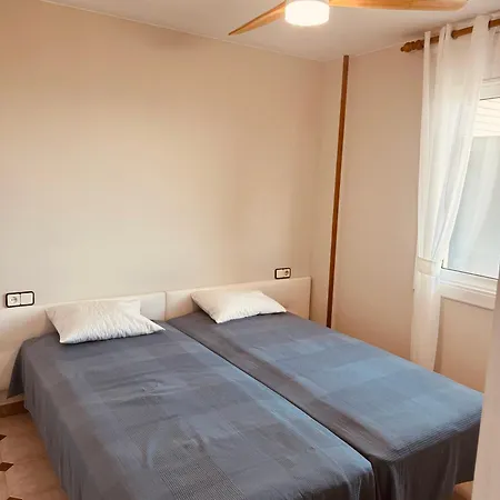первая линия моря рядом с барселоной напротив вокзала Apartment Pineda de Mar