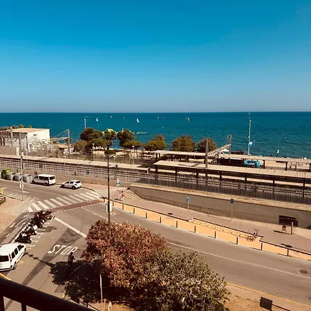 Apartment первая линия моря рядом с барселоной напротив вокзала