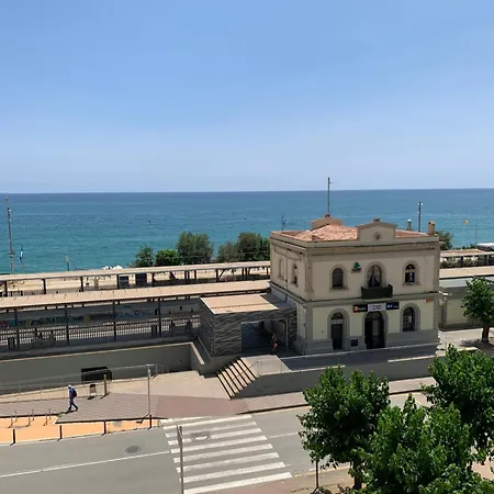 первая линия моря рядом с барселоной напротив вокзала Apartment Pineda de Mar